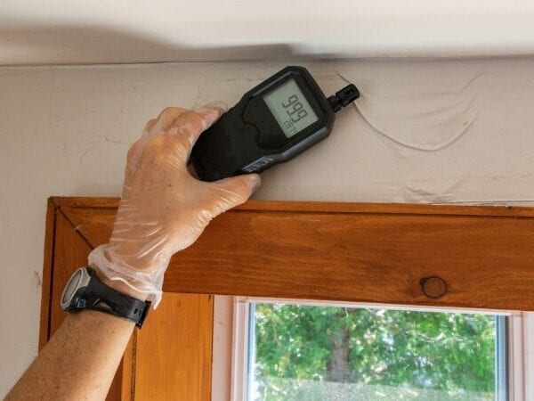 un misuratore portatile per l'analisi dell'inquinamento indoor per rilevare i livelli di inquinanti nell'aria all'interno di un edificio.