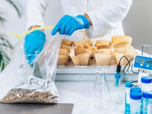 un tecnico qualificato esegue analisi in un laboratorio analisi rifiuti