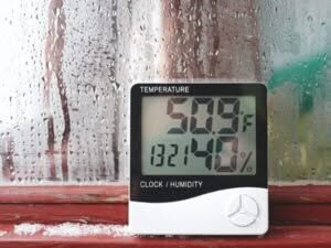  igrometro digitale interno che rileva i parametri della qualità dell'aria indoor, segnando temperatura e umidità