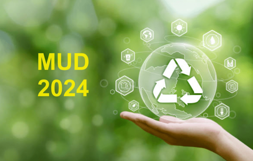 Testo MUD 2024 accanto al logo del riciclo