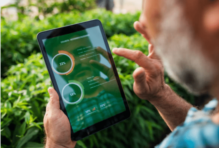 Uomo guarda diagrammi di una app sul tablet